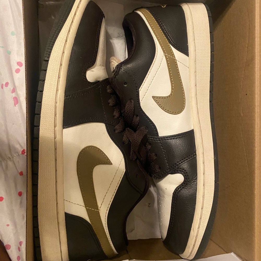 Brown and gold Jordan 1 lows comes with white shoes laces too taking offers